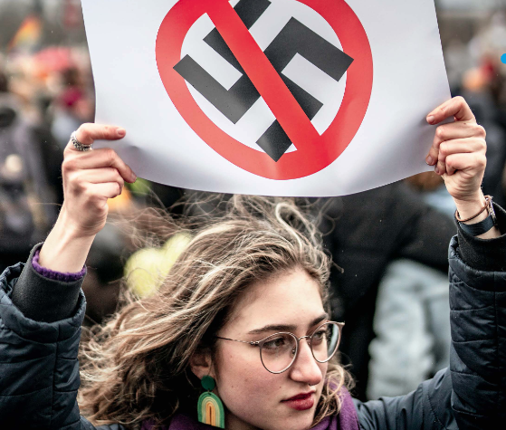 Frau auf einer Demonstration gegen Rechts