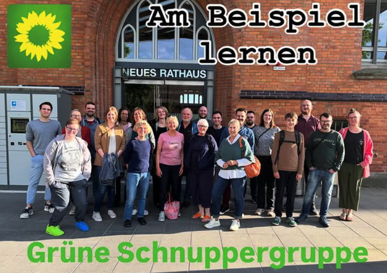 Gruppenbild der Besuchergruppe im Schulausschuss
