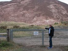 Gerald Sommer vor der Wathlinger Abraumhalde (Foto von C. Beddig-Sommer)