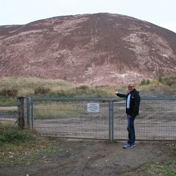 Gerald Sommer vor der Wathlinger Abraumhalde (Foto von C. Beddig-Sommer)