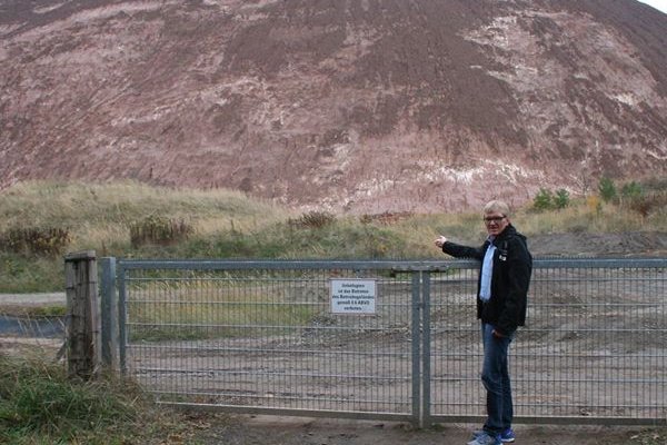 Gerald Sommer vor der Wathlinger Abraumhalde (Foto von C. Beddig-Sommer)