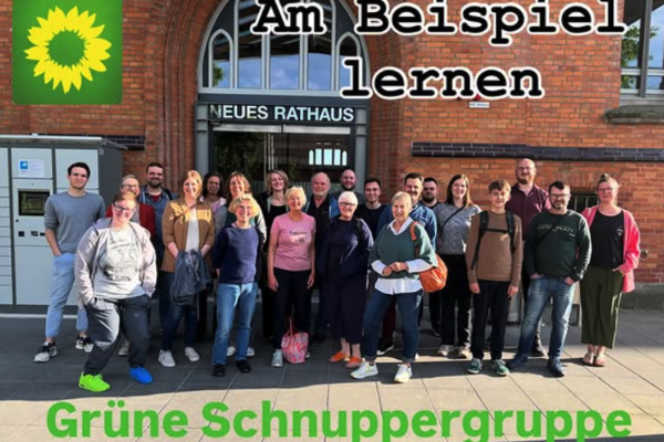 Gruppenbild der Besuchergruppe im Schulausschuss
