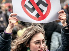 Frau auf einer Demonstration gegen Rechts
