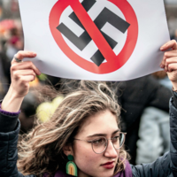 Frau auf einer Demonstration gegen Rechts