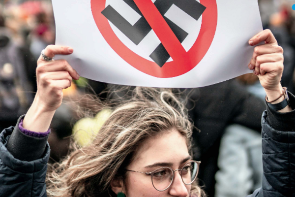 Frau auf einer Demonstration gegen Rechts