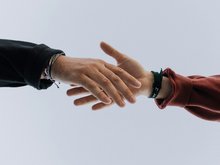 Zwei Hände, die einander sich halten.