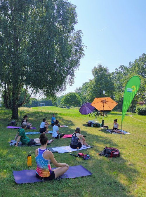 Yoga in der Bahntrasse
