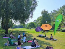 Yoga in der Bahntrasse